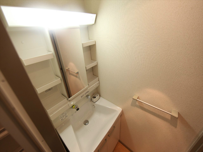 洗面設備　脱衣所　独立洗面台付（シャンプードレッサー付）収納スペース有