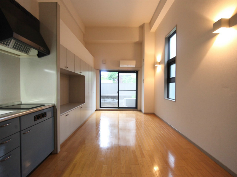 居室・リビング　洋室13.2帖　クローゼット付　2面採光