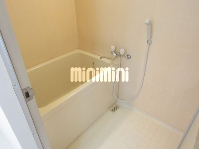 バス・シャワールーム　清潔感のあるお風呂