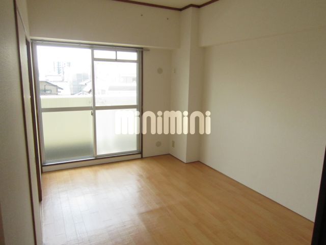 居室・リビング　南のお部屋は洋間に変更しました。