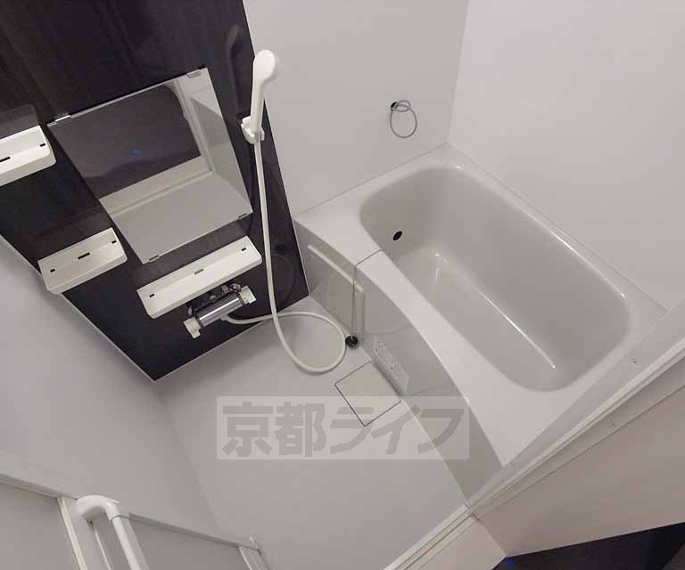 バス・シャワールーム　追い焚き機能付の浴室。アクセントパネルがオシャレです。