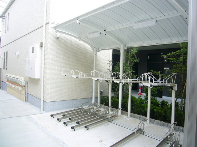 その他共有部分　雨の日でも安心して止められる屋根付の駐輪場です☆