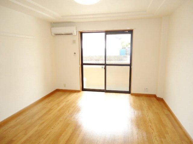 居室・リビング　※同タイプ部屋の写真です。