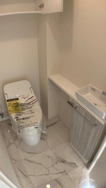 トイレ　温水洗浄便座・手洗いカウンター付