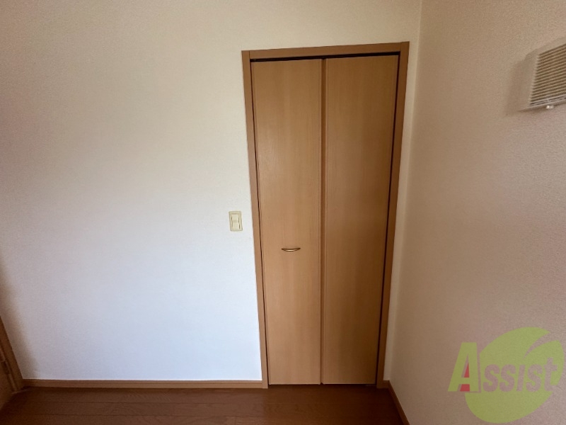 収納　寝室にはクローゼットも完備、荷物が多い方も安心。