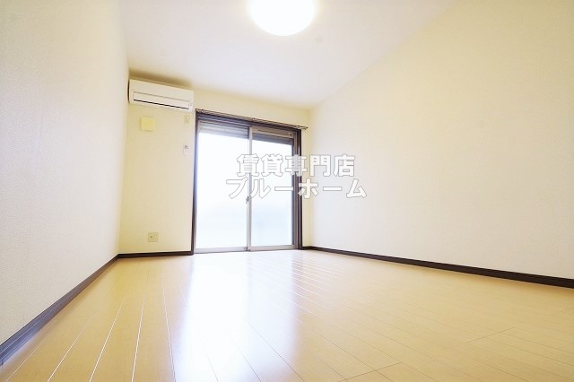 居室・リビング　8.8帖の明るい洋室！