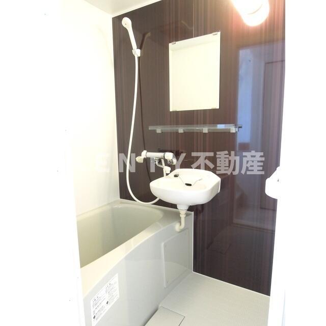 バス・シャワールーム　コンパクトで使いやすいお風呂です