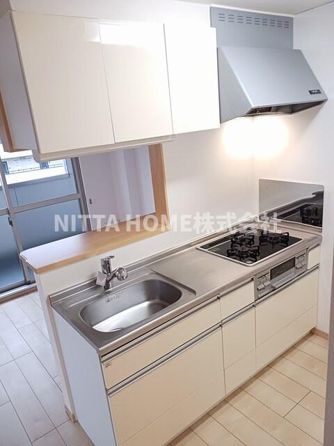 キッチン　３口ガスコンロ付きのカウンターキッチン◎