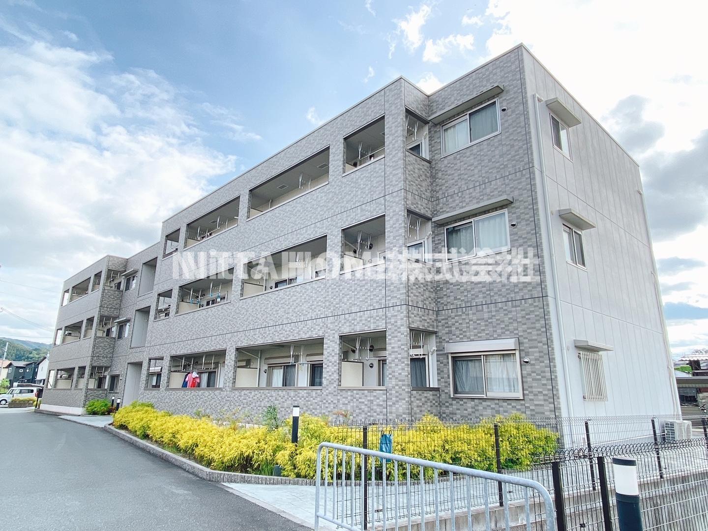 建物外観　防犯カメラ完備◎３階建てのマンションです＊