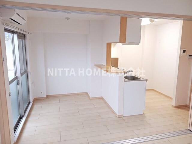 居室・リビング　ダイニングは隣の洋室とつなげて広く使うこともできます♪