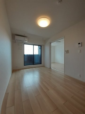 居室・リビング　こちらのリビングで趣味の時間をお楽しみください