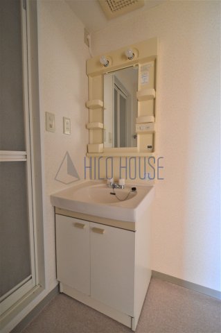 洗面設備　※洗面台のユニットは型が異なる可能性があります。