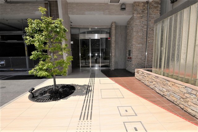 エントランス　落ち着いたエントランスです