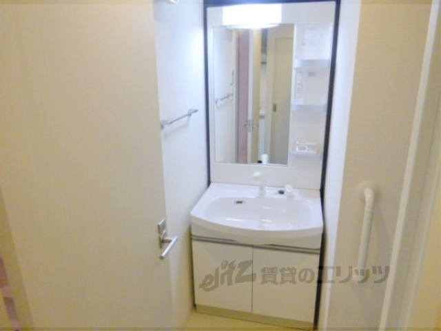 洗面設備　大きめの鏡です