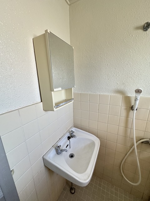 洗面設備　リフォーム前のお部屋です