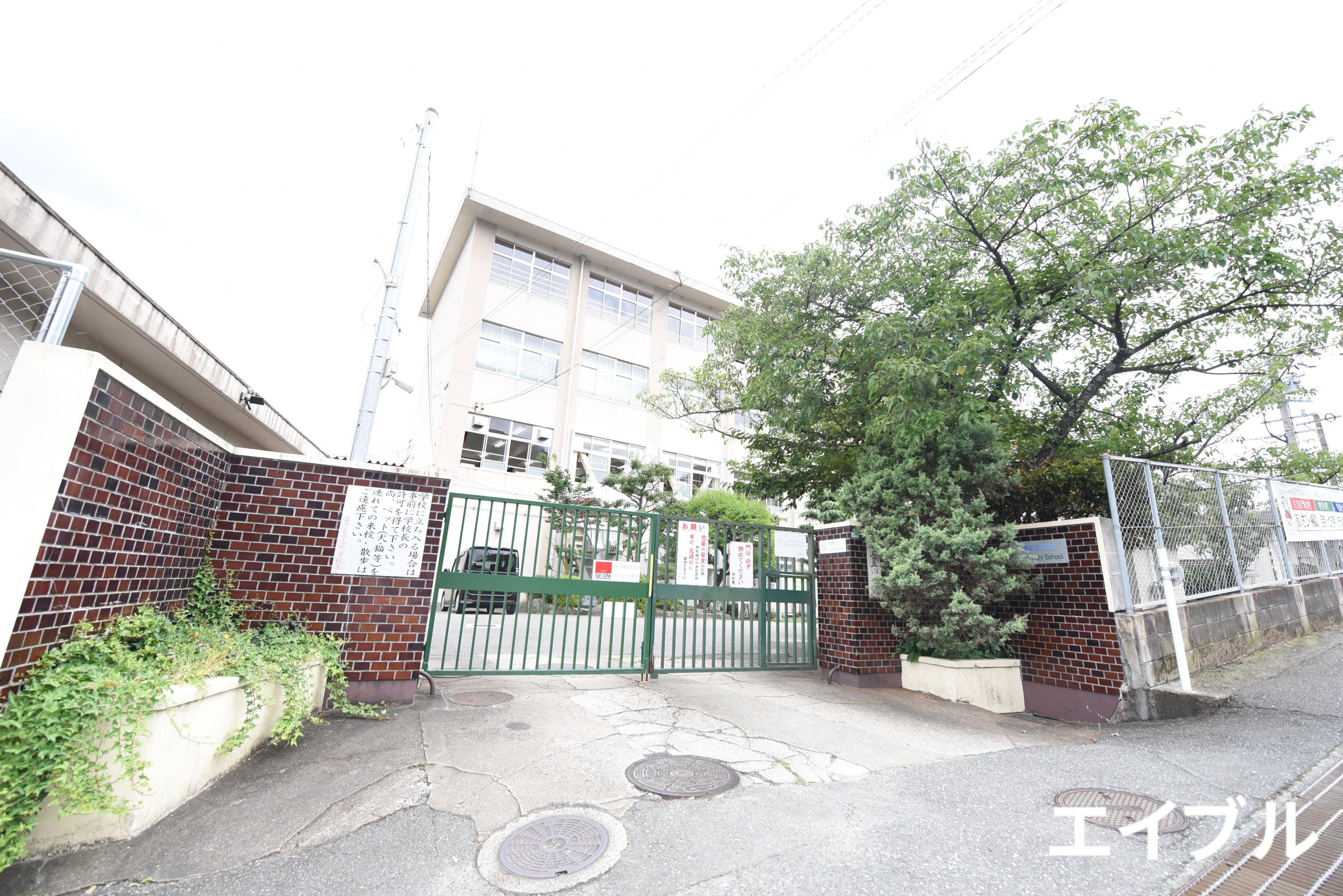 小学校　福岡市立長丘小学校（小学校）まで579m
