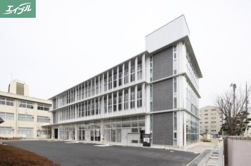 小学校　岡山市立西小学校（小学校）まで556m