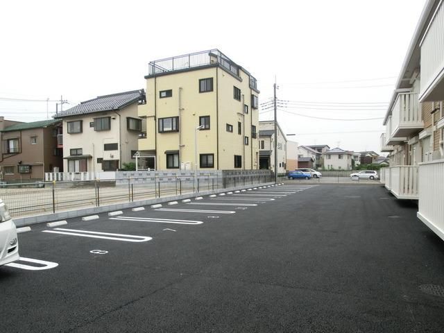 駐車場　敷地内大きな駐車場あり