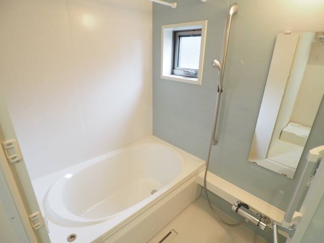 バス・シャワールーム　ワイドサイズのお風呂。ゆったり湯船に入れます。