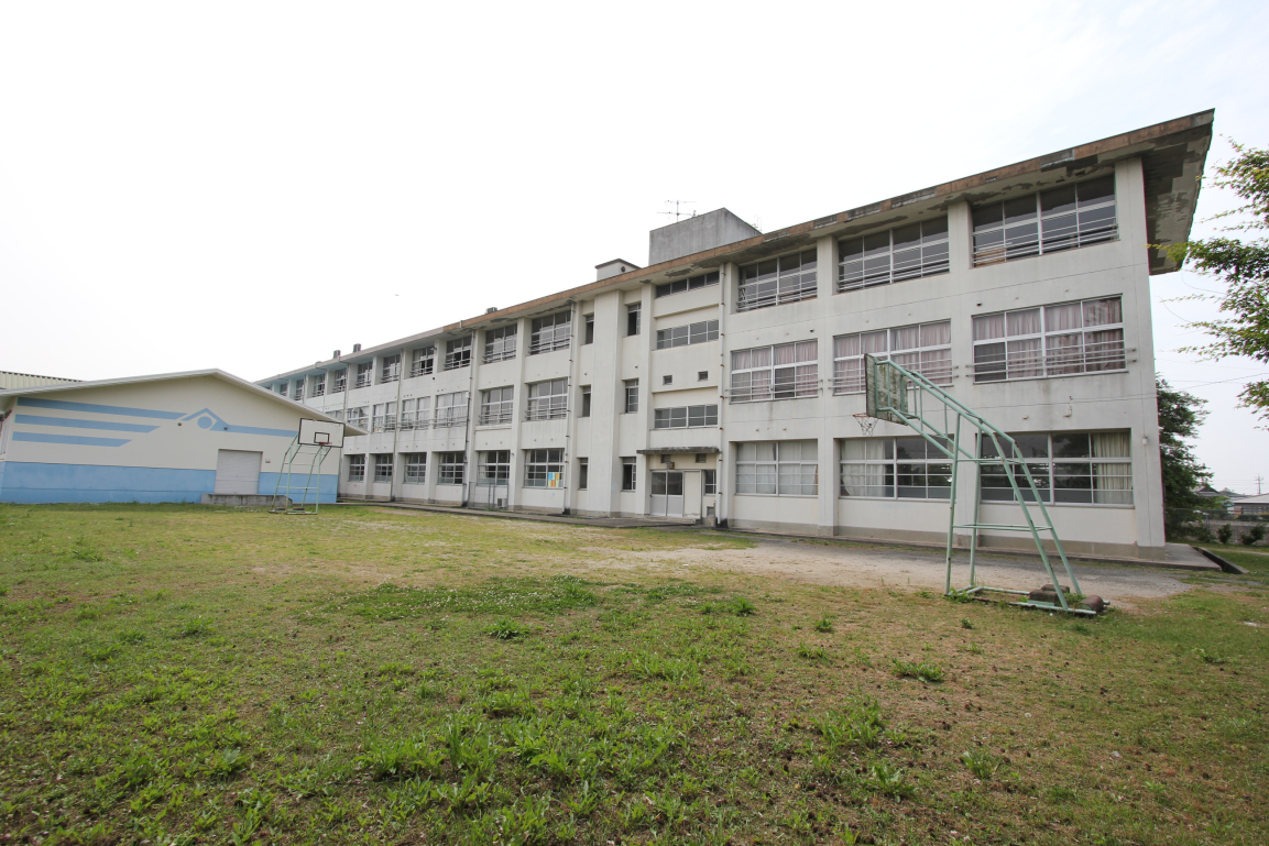 中学校　直方市立直方第一中学校（中学校）まで1615m