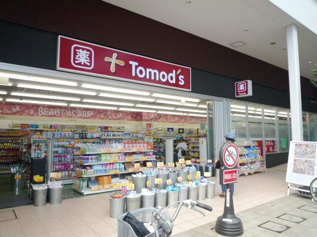 ドラックストア　トモズEmio東久留米店（ドラッグストア）まで297m