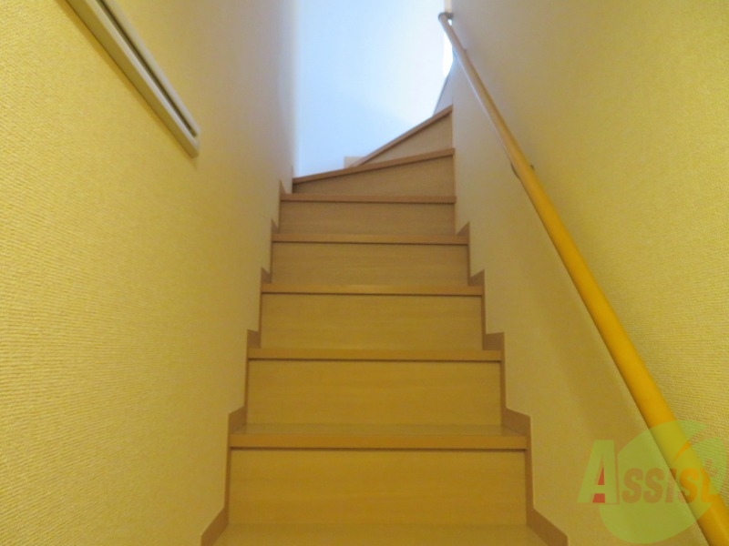 玄関　こちらは玄関からお部屋へつながる階段となっております。