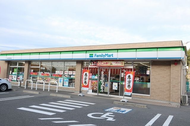 コンビニ　ファミリーマート（コンビニ）まで700m