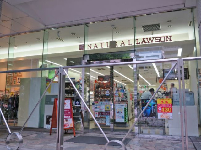 コンビニ　ナチュラルローソンコモディオ汐留店（コンビニ）まで218m