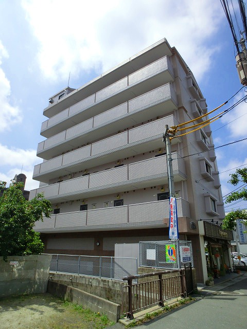 建物外観　５月に全体改修が終わり、建物全体がきれいに生まれ変わりました