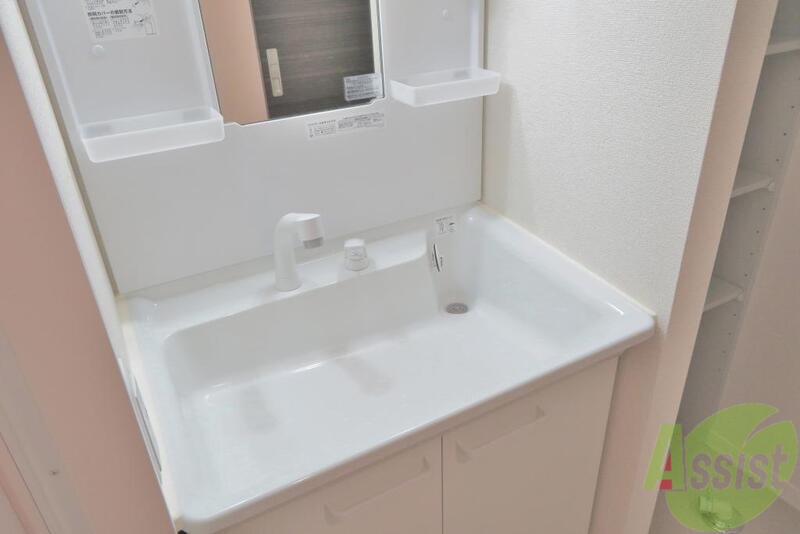 洗面設備　洗面台は、こんな感じで横と下に収納がついているので便利ですね
