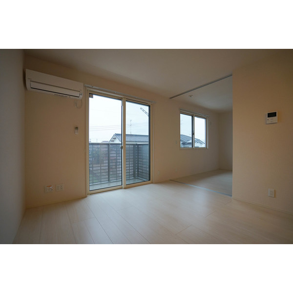 居室・リビング　同じ建物の別のお部屋
