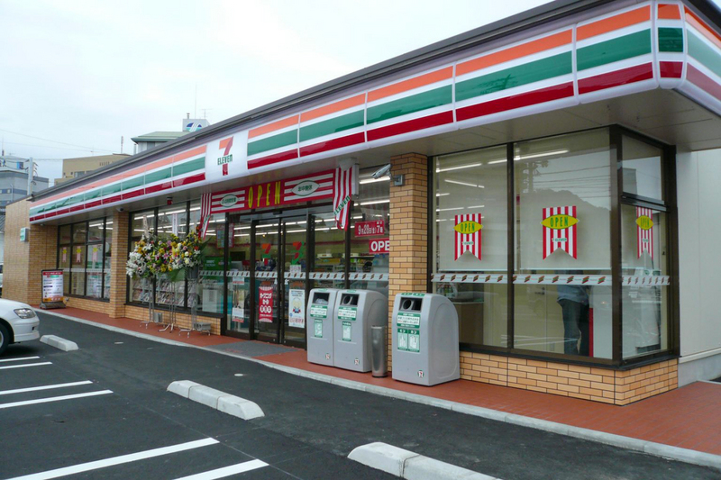 コンビニ　セブンイレブン（コンビニ）まで400m