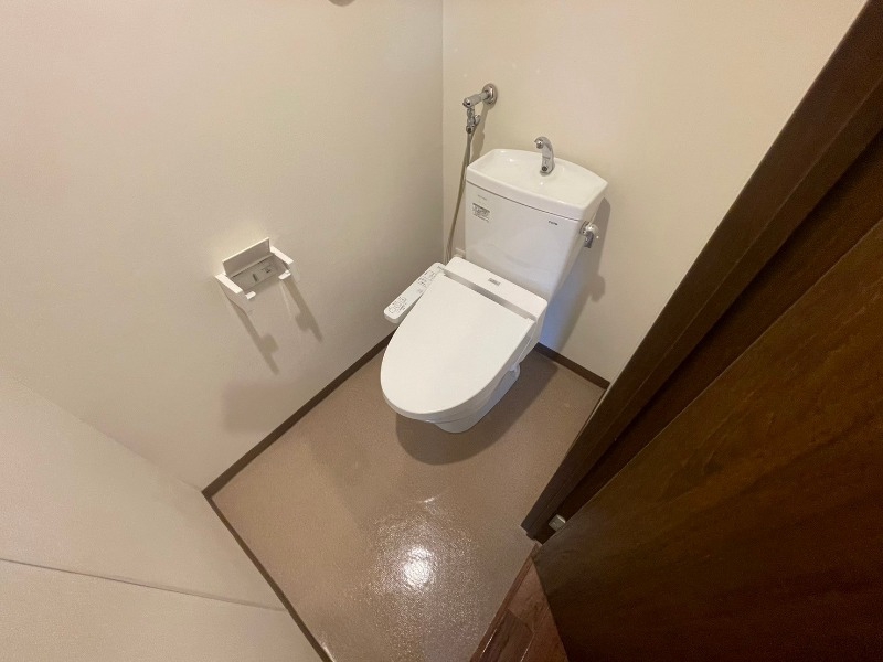 トイレ　こちらはトイレです。清潔感があり、安心して使用できます。