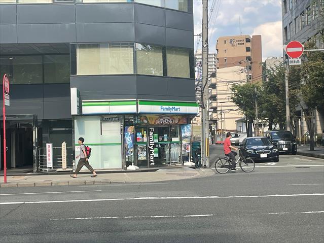 コンビニ　ファミリーマート（コンビニ）まで126m