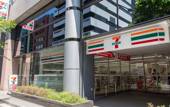 コンビニ　セブンイレブン八丁堀2丁目店（コンビニ）まで162m