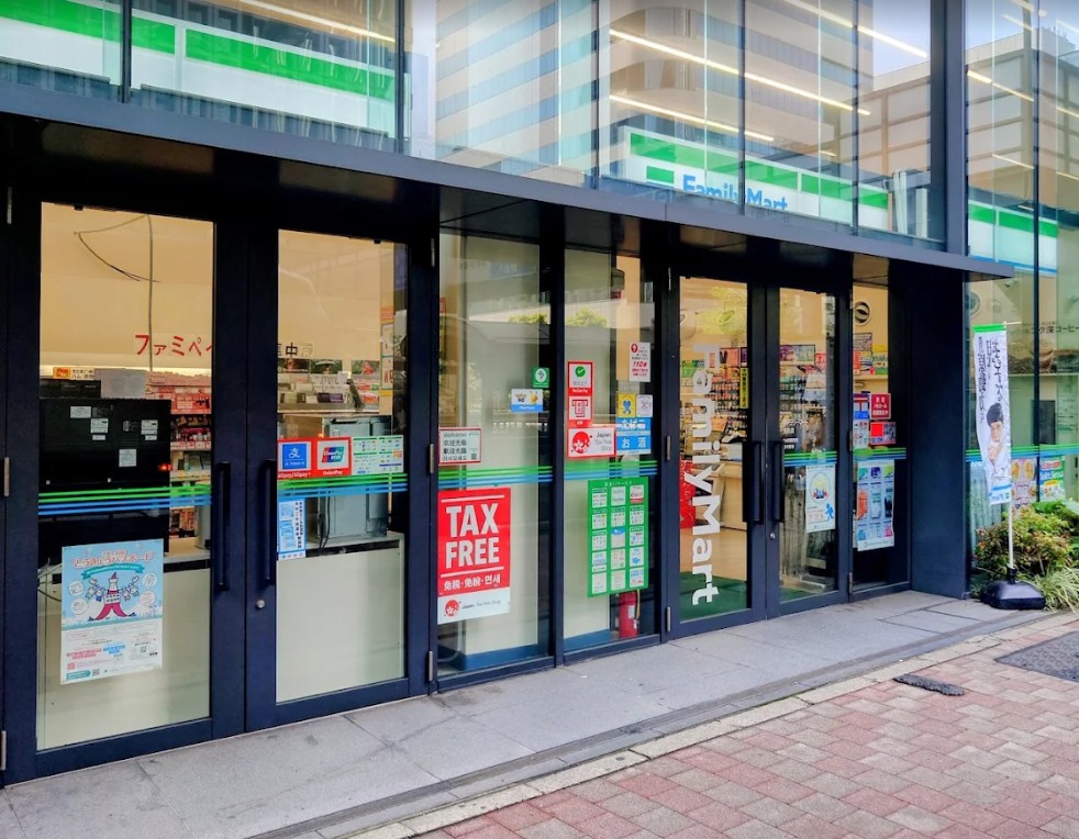 コンビニ　ファミリーマート宝町店（コンビニ）まで283m