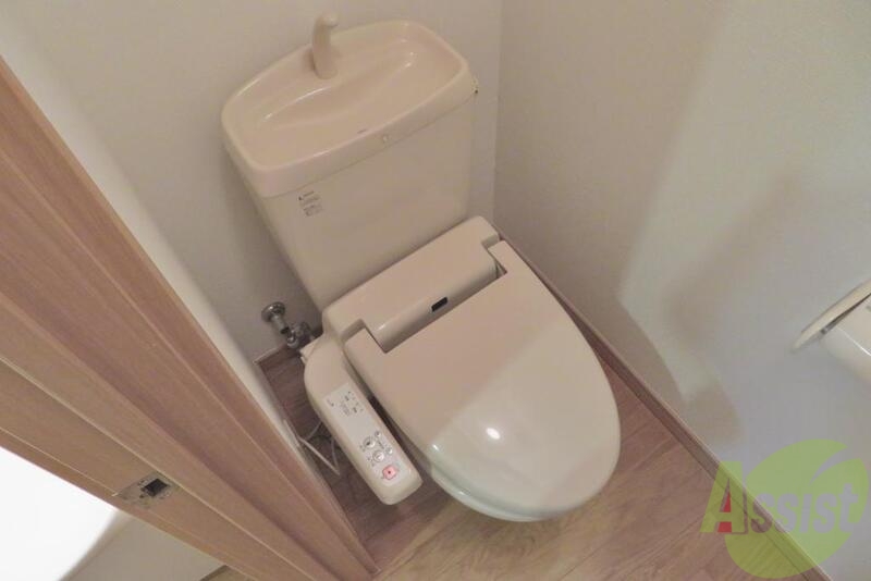 トイレ　トイレは温水洗浄付きで程よい広さです。