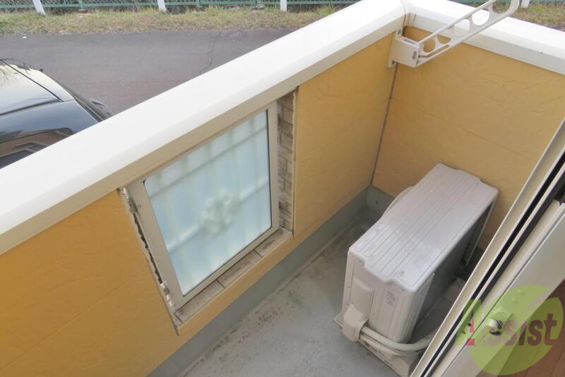 バルコニー　バルコニーは洗濯物を干すにはほどよい感じ。