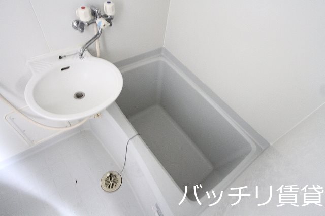バス・シャワールーム　画像は別号室のため、現況優先