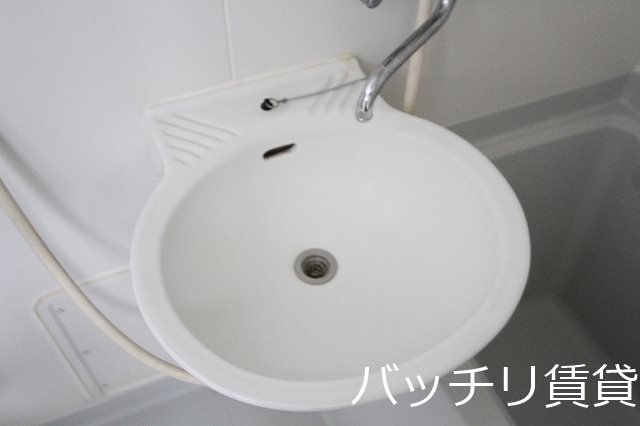 洗面設備　画像は別号室のため、現況優先