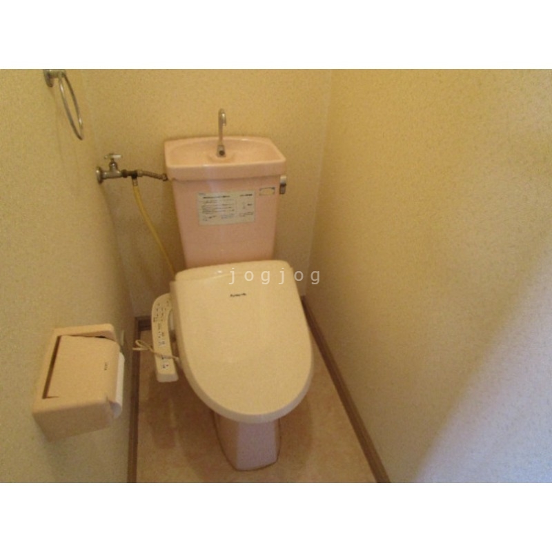 トイレ　嬉しい温水洗浄便座付きのトイレです。