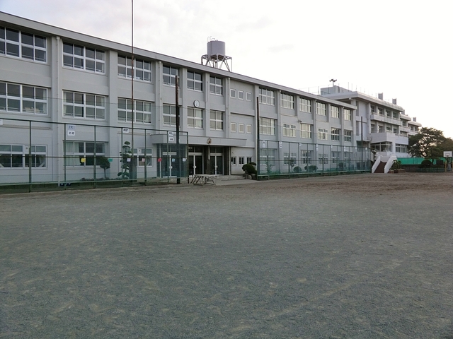 小学校　伊勢原市立伊勢原小学校（小学校）まで942m