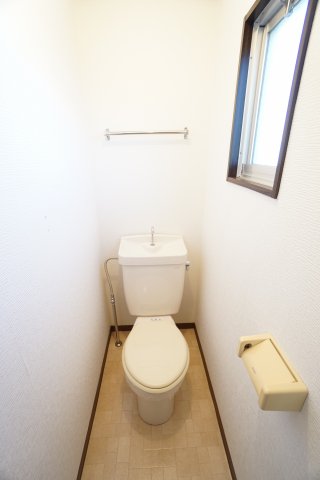 ＪＲ外房線 誉田駅 徒歩20分 2階建 築41年のトイレ写真
