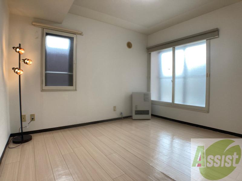 その他部屋・スペース　寝室はこちらです。光が差し込む、温かみのあるお部屋です。