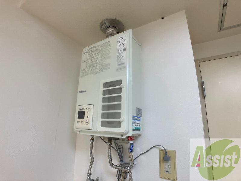 その他設備　給湯器は簡単操作で温度調整ができますよ。