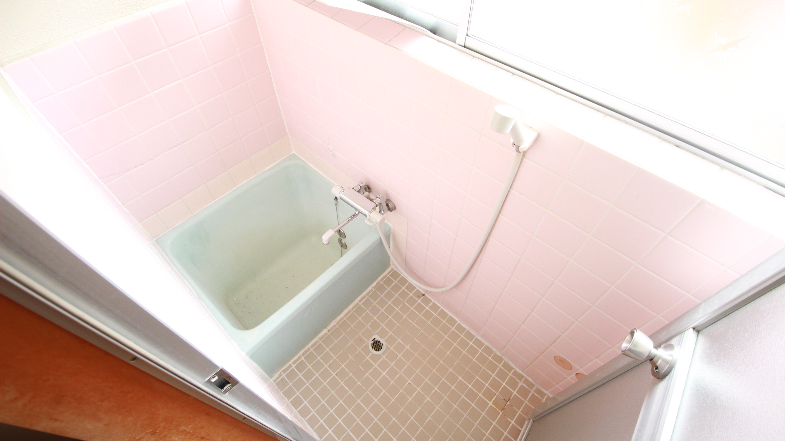 バス・シャワールーム　浴室に窓付きです！