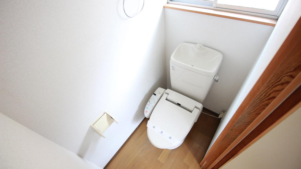 トイレ　温水洗浄便座付きです！