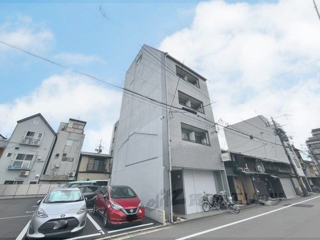 【京都市東山区古西町のマンションの建物外観】