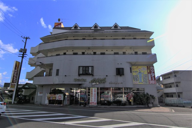 松山市鷹子町のマンションの建物外観