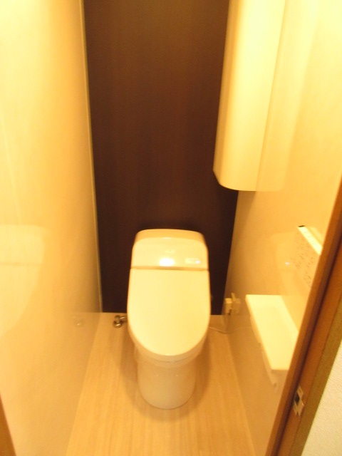 トイレ　温水洗浄便座、タンクレストイレ、トイレに収納もあり便利